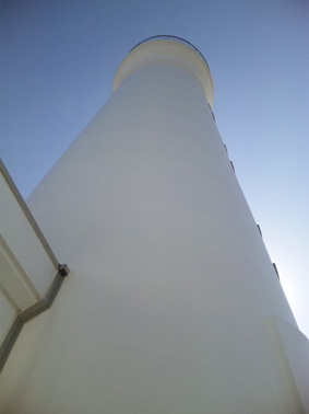 エラそうなアングルの灯台